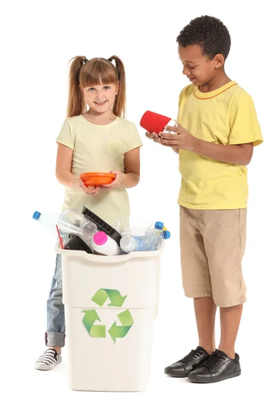 Kleine kinderen en container met vuilnis op witte achtergrond. Concept van recycling — Stockfoto