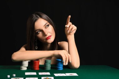Kumarhanedeki masada bayan poker oyuncusu