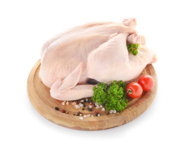 Baharatlı çiğ tavuk ve beyaz arka planda domates.