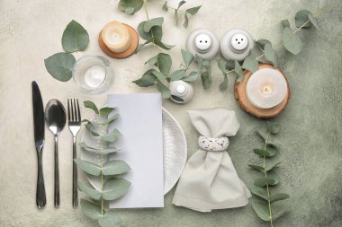 Çiçek desenli güzel bir masa.