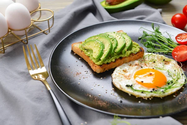 Lezzetli avokado sandviçi ve kızarmış yumurta tabağı. — Stok fotoğraf