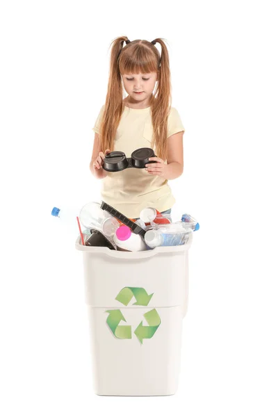 Niña y contenedor con basura sobre fondo blanco. Concepto de reciclaje —  Fotos de Stock