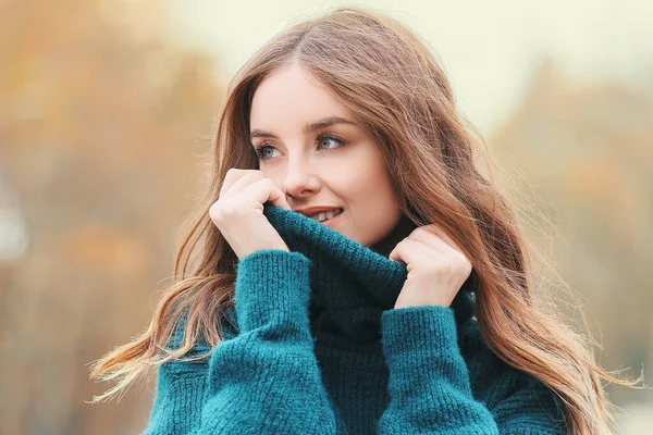 Retrato de mujer joven con estilo en el día de otoño —  Fotos de Stock