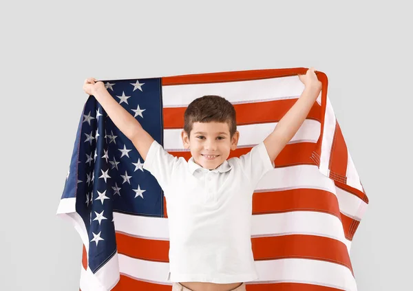 Niño pequeño con bandera de Estados Unidos sobre fondo claro. Celebración del Día de Memorial — Foto de Stock