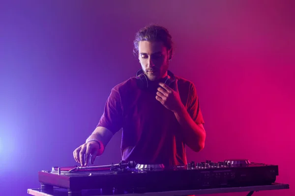 Male dj playing music in nightclub — Stock Photo, Image