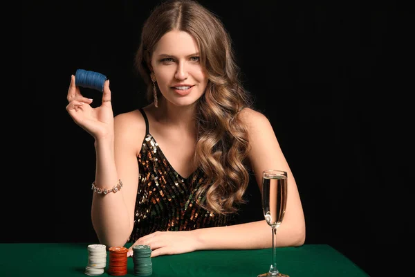 Jogadora de pôquer feminina à mesa no cassino — Fotografia de Stock