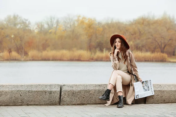 Retrato de mujer joven y elegante con periódico al aire libre —  Fotos de Stock