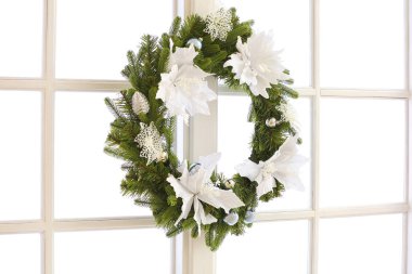 Pencerede asılı güzel Noel çelengi