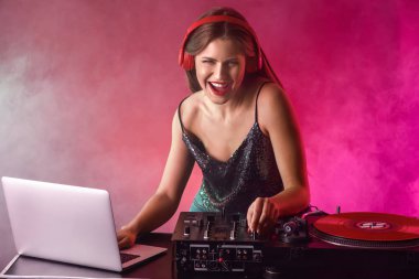 kadın Dj gece kulübünde müzik