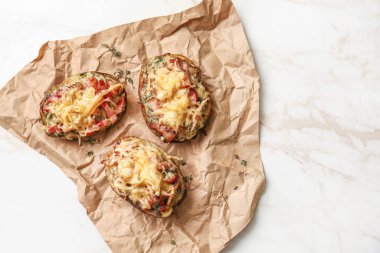 Hafif arka planda lezzetli dolması patates ile parşömen