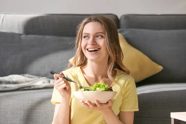 Mujer con ensalada de verduras saludables en casa —  Fotos de Stock