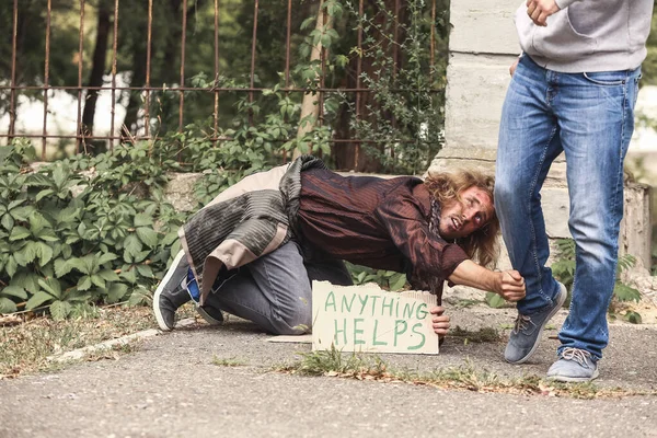 Pobre vagabundo pidiendo ayuda al aire libre. —  Fotos de Stock