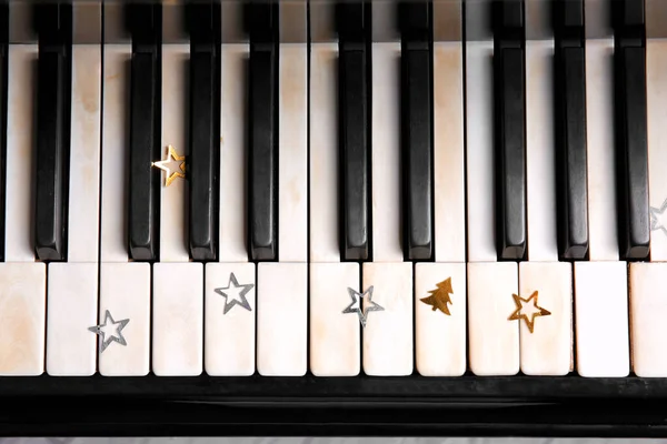 Пианино с рождественскими конфетти, крупным планом — стоковое фото