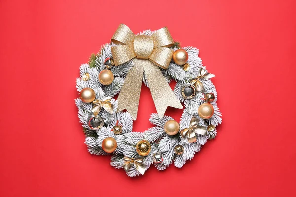 Hermosa corona de Navidad sobre fondo de color — Foto de Stock