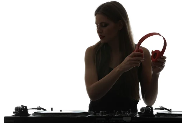 Silueta de DJ femenino tocando música sobre fondo blanco — Foto de Stock