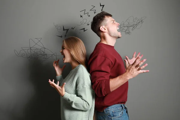 Portrait de couple en colère sur fond gris — Photo