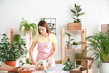 Kadın çiçekçi dükkanda güzel buket yapma