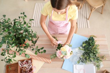 Kadın çiçekçi dükkanda güzel buket yapma