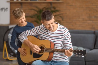 Babası ve gitarlı küçük oğlu.