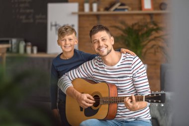 Babası ve gitarlı küçük oğlu.