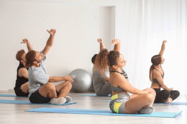 Grup pratik yoga salonunda insan