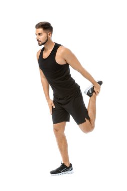 Sportif genç adam beyaz arka planı eğitim