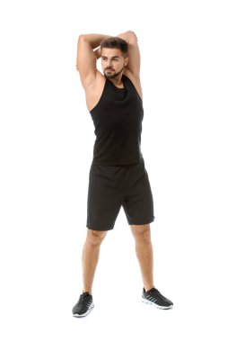 Sportif genç adam beyaz arka planı eğitim
