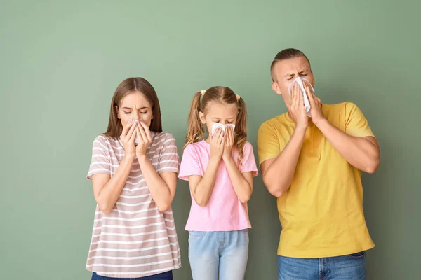 Famiglia che soffre di allergia su sfondo di colore — Foto Stock