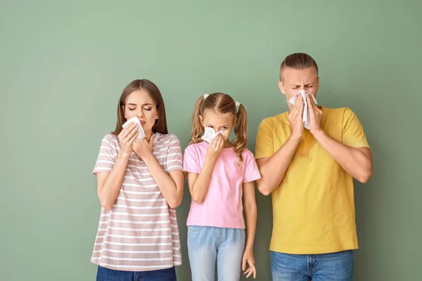 Famiglia che soffre di allergia su sfondo di colore — Foto Stock