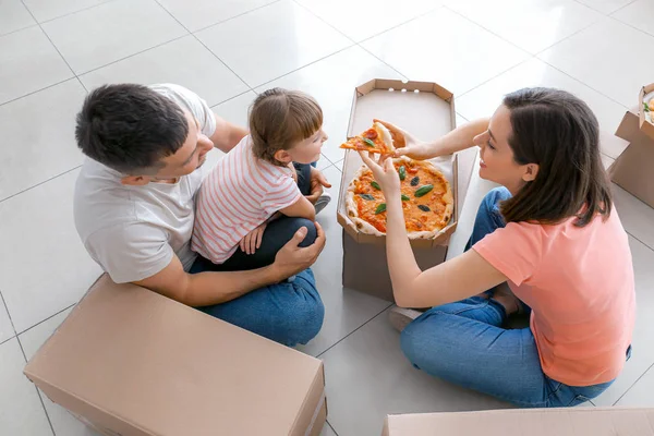 Mutlu aile hareketli günde pizza yemek — Stok fotoğraf