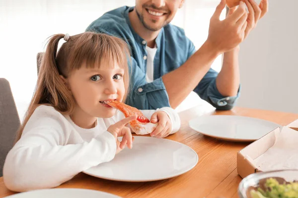 Heureux père et sa petite fille mangeant de la pizza à la maison — Photo