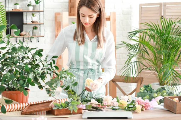 Florista feminina fazendo belo buquê na loja — Fotografia de Stock