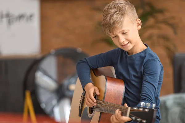 Menino tocando guitarra em casa — Fotografia de Stock