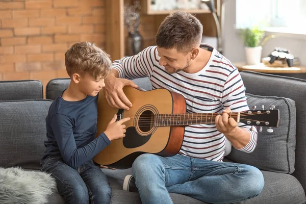 Padre y su hijito con guitarra en casa — Foto de Stock
