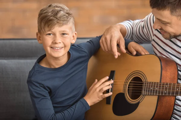 Father and his little son with guitar at home — Stock Photo, Image