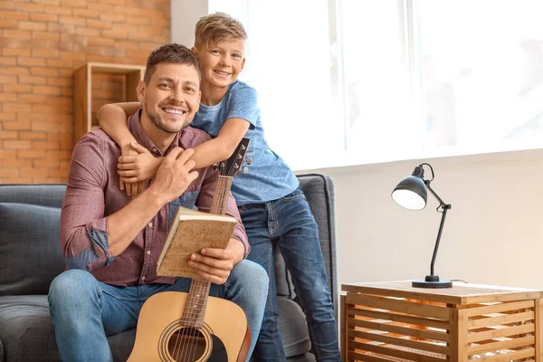 Father and his little son with guitar at home — Stock Photo, Image