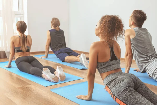 Gruppo di persone che praticano yoga in palestra — Foto Stock