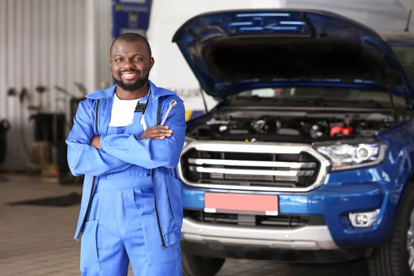 African-American mechanic in car service center — 스톡 사진