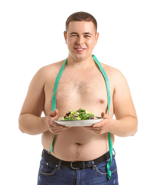 Uomo sovrappeso con metro e insalata su sfondo bianco. Concetto di dieta — Foto Stock