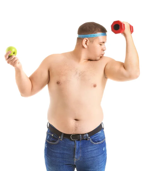 Übergewichtiger Mann mit Hantel, Maßband und Apfel auf weißem Hintergrund. Gewichtsverlust-Konzept — Stockfoto