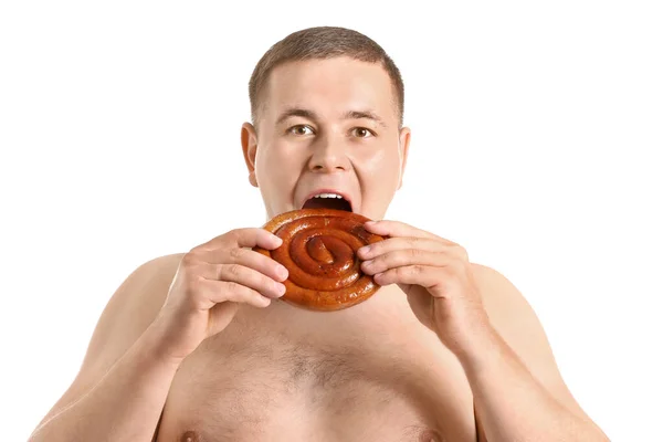 하얀 배경에 맛있는 소시지가 있는 체중 과다인 남자 — 스톡 사진