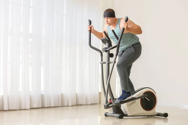 Entrenamiento de hombre con sobrepeso en casa. Concepto de pérdida de peso — Foto de Stock