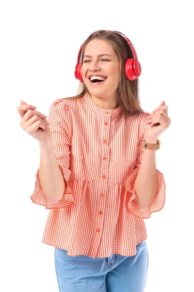 Bella giovane donna che ascolta musica su sfondo bianco — Foto Stock