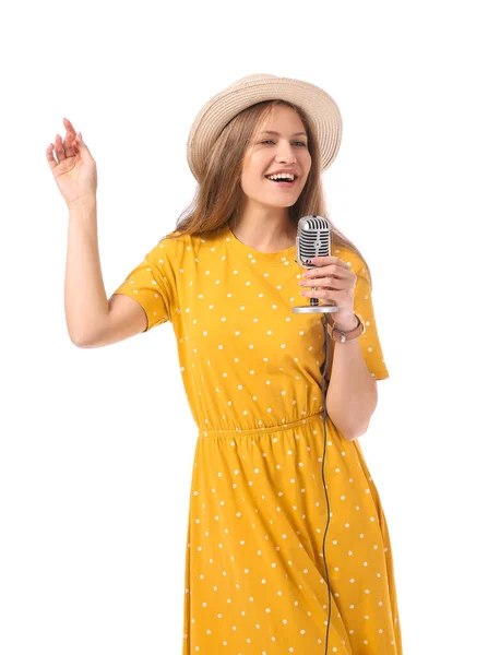 Gyönyörű fiatal női énekes mikrofonnal fehér háttéren — Stock Fotó