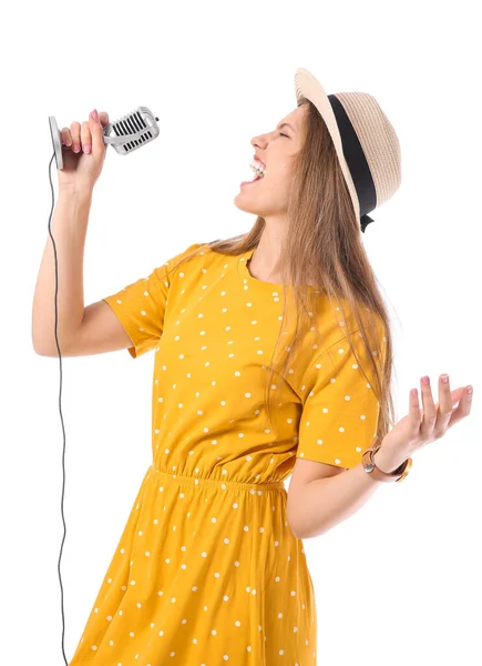 Hermosa joven cantante femenina con micrófono sobre fondo blanco —  Fotos de Stock