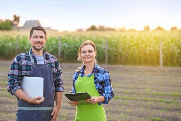 Ingenieros agrícolas trabajando en el campo — Foto de Stock