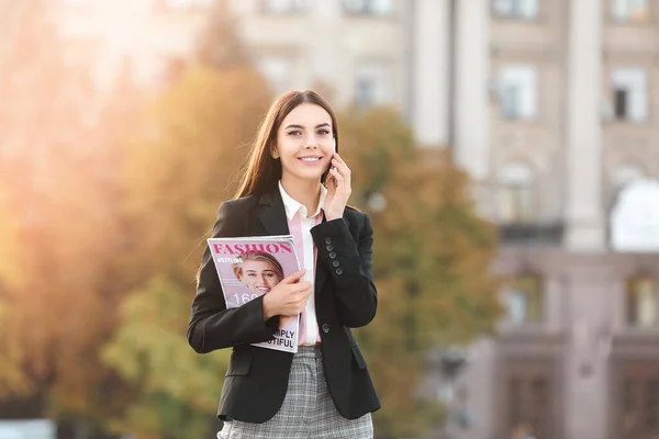 Hermosa joven empresaria hablando por teléfono al aire libre — Foto de Stock