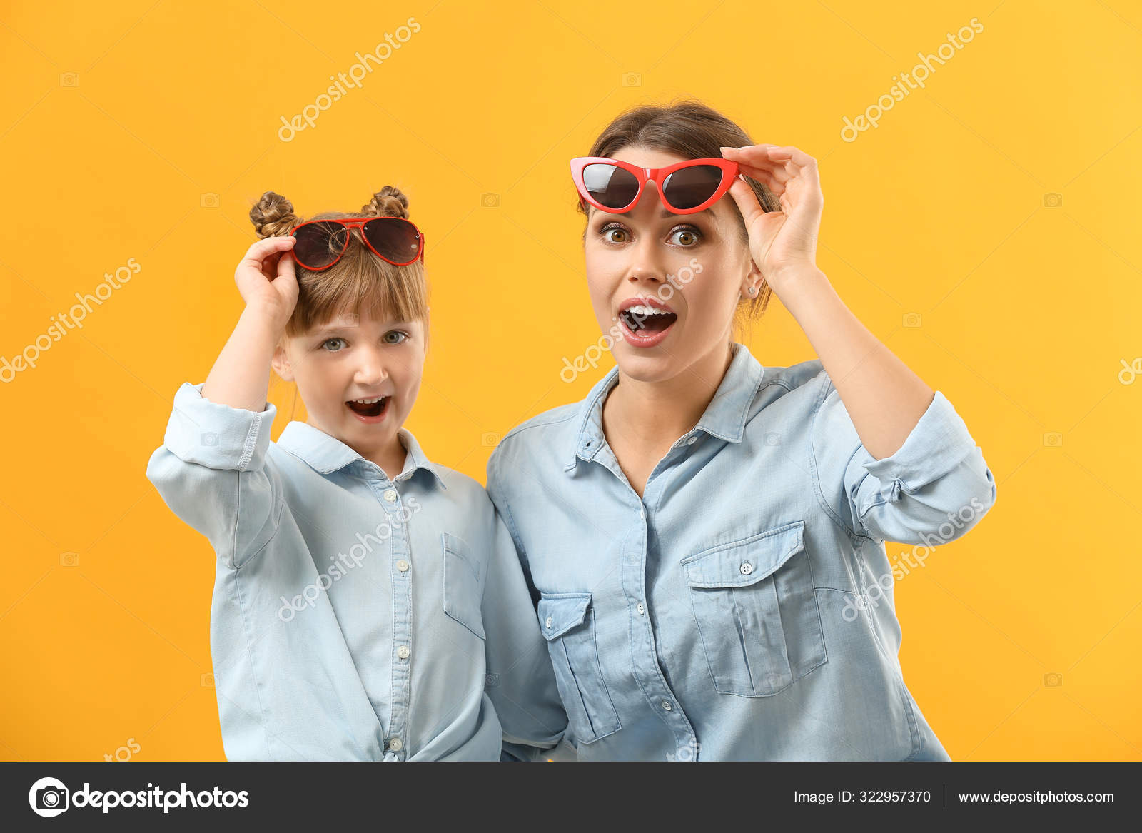 戴着彩色背景太阳镜的惊讶母女的画像 图库照片 C Serezniy 戴着彩色背景太阳镜的惊讶母女的画像 图库照片 C Serezniy
