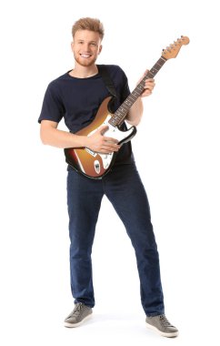 Beyaz arka planda gitarı olan yakışıklı bir adam.