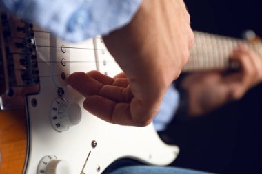 Gitar çalan adam, yakın çekim görünümü